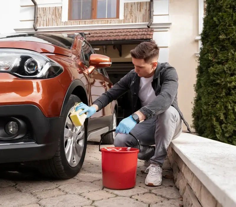 Lavage auto à domicile Saint-Laurent-des-Vignes : professionnel intervenant sur un véhicule